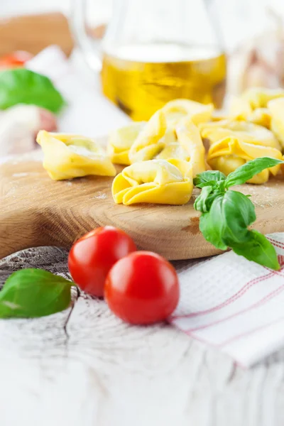 Tortellini italiano crudo hecho en casa —  Fotos de Stock