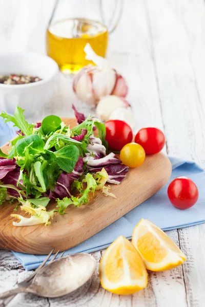 Frischer Salat mit Kirschtomaten — Stockfoto