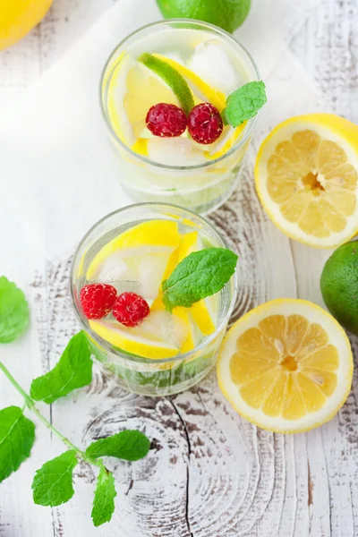 Лимонад в окулярах з ягодами — стокове фото