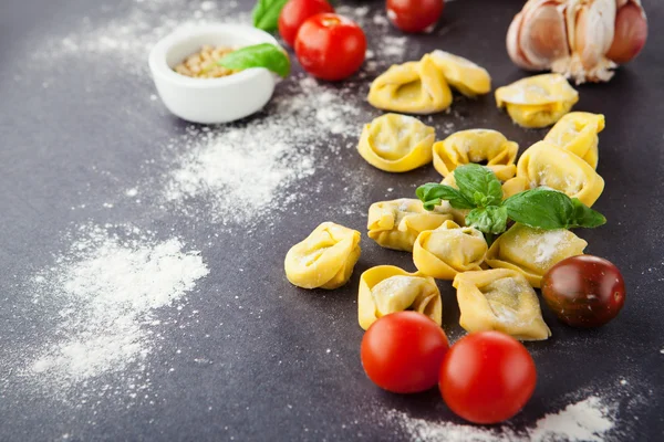 Tortellini italiano cru caseiro — Fotografia de Stock