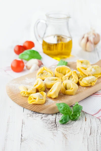 Ev yapımı ham İtalyan tortellini — Stok fotoğraf