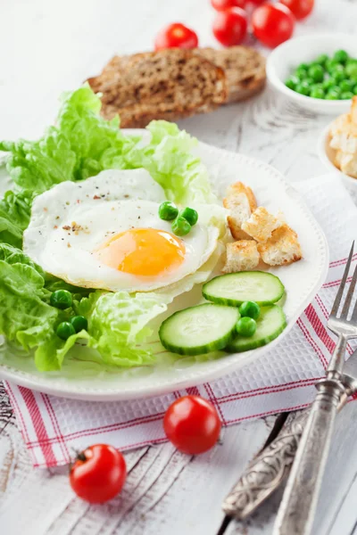 Desayuno con huevo frito — Foto de Stock