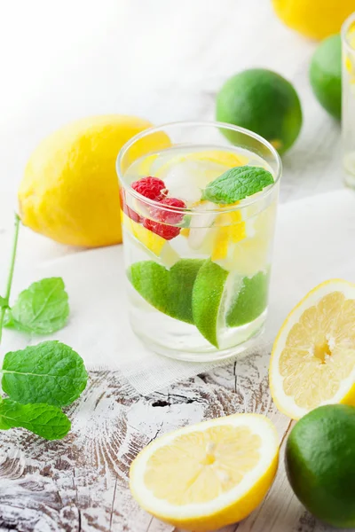 Limonata cam çilek ile — Stok fotoğraf