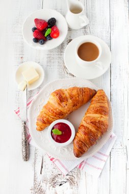 reçel ile taze kruvasanlar