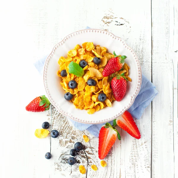 Healthy breakfast with cornflakes — Stock Photo, Image