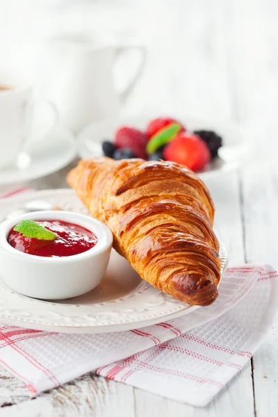 Frisches Croissant mit Marmelade — Stockfoto