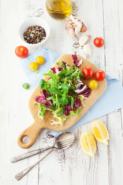 Salada fresca com tomate cereja — Fotografia de Stock