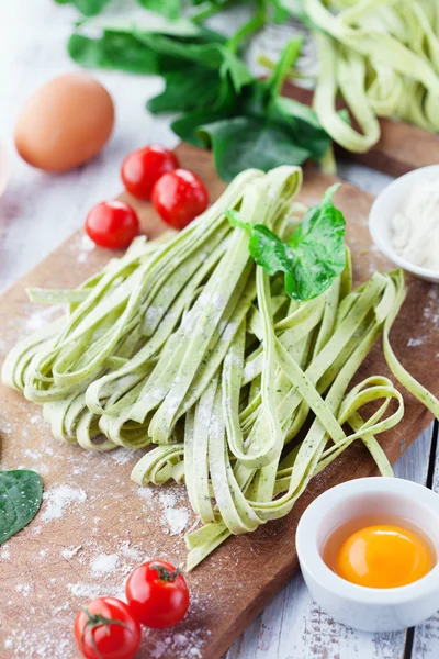 Tagliatelle with spinach leaves — Stock Photo, Image
