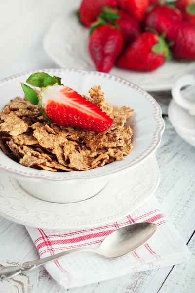 Breakfast with wholegrain flakes — Stock Photo, Image