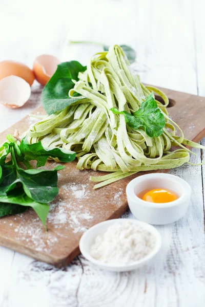 Tagliatelle con hojas de espinaca — Foto de Stock