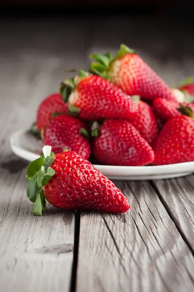 多汁的新鲜草莓 — 图库照片