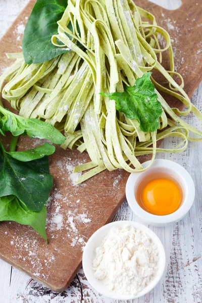 Tagliatelle de pasta con hojas de espinaca —  Fotos de Stock