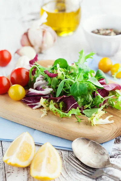 Salada fresca com tomate cereja — Fotografia de Stock