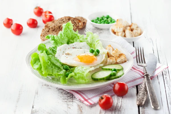 Petit déjeuner avec oeuf frit — Photo