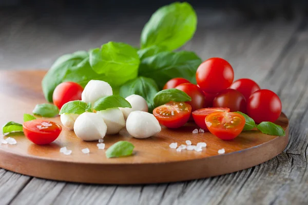 Tomates cereja com mussarela — Fotografia de Stock