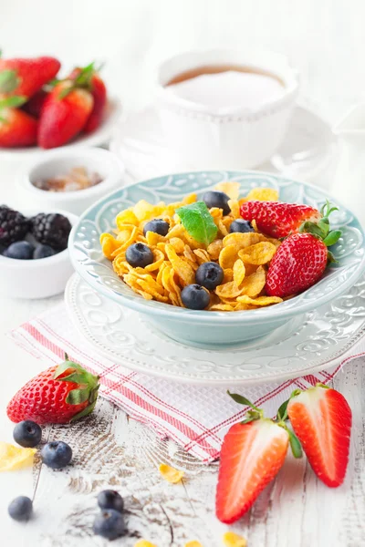 Healthy breakfast with cornflakes — Stock Photo, Image