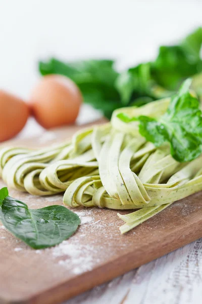 Tagliatelle with spinach leaves — Stock Photo, Image