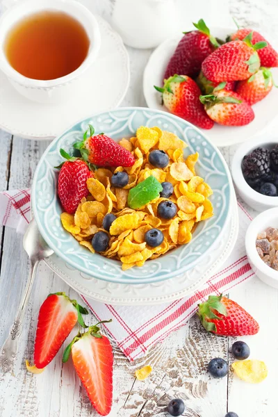 Frukost med cornflakes och färska bär — Stockfoto