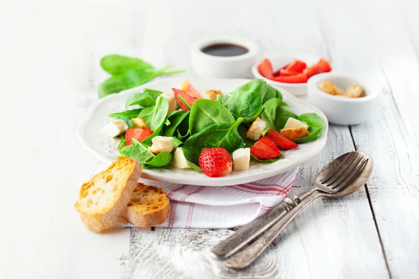 Fresh spring salad — Stock Photo, Image