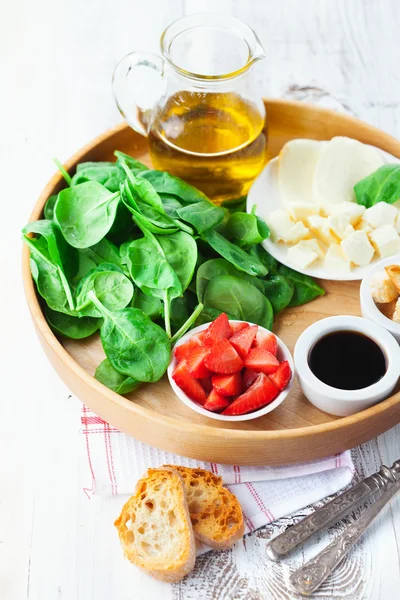Frische Zutaten für Salat — Stockfoto