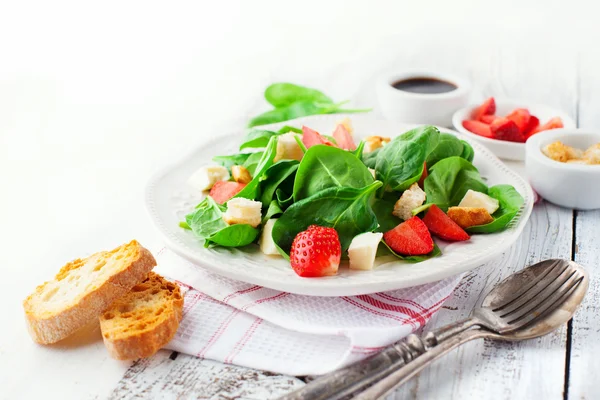 Fresh spring salad — Stock Photo, Image