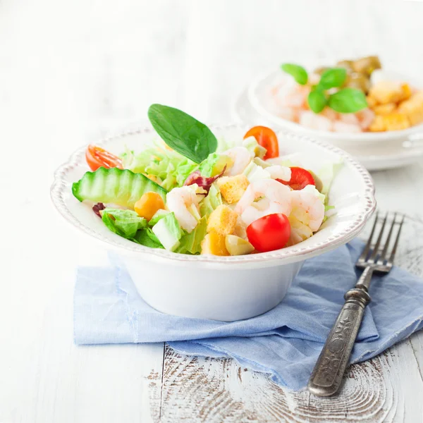 Gezonde salade met garnalen — Stockfoto