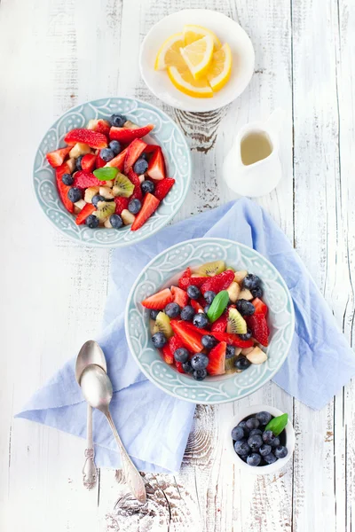 Färsk frukt sallad ovanifrån — Stockfoto