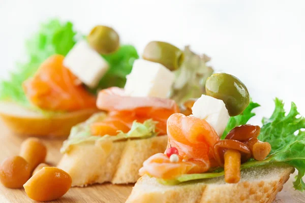 Bruschettas con salmón ahumado —  Fotos de Stock