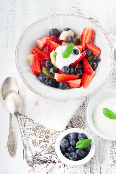 Färsk fruktsallad på trä bakgrund — Stockfoto