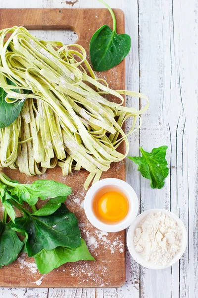 Homemade tagliatelle with spinach — Stock Photo, Image