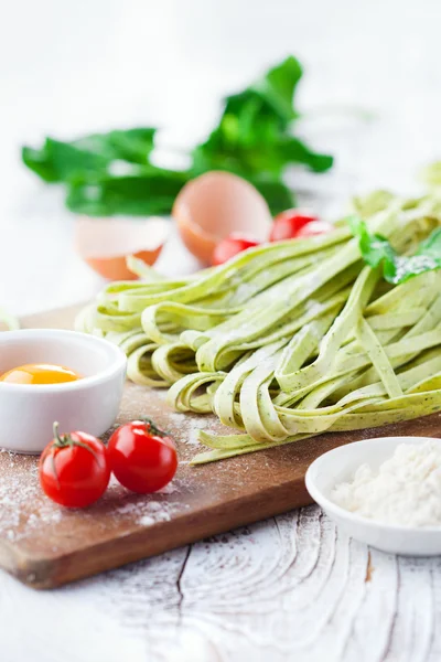 Homemade tagliatelle with spinach — Stock Photo, Image