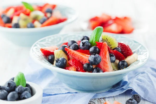 Färsk frukt sallad selektiv inriktning — Stockfoto