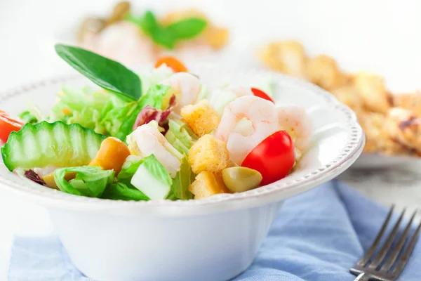 Healthy salad with shrimps — Stock Photo, Image