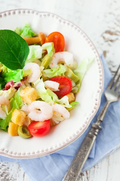 Salade saine aux crevettes — Photo