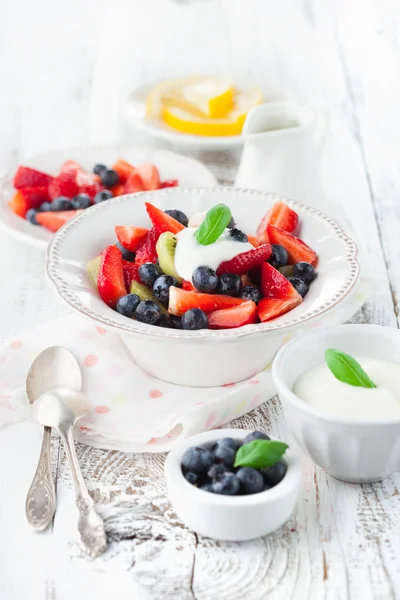 Färsk fruktsallad på trä bakgrund — Stockfoto