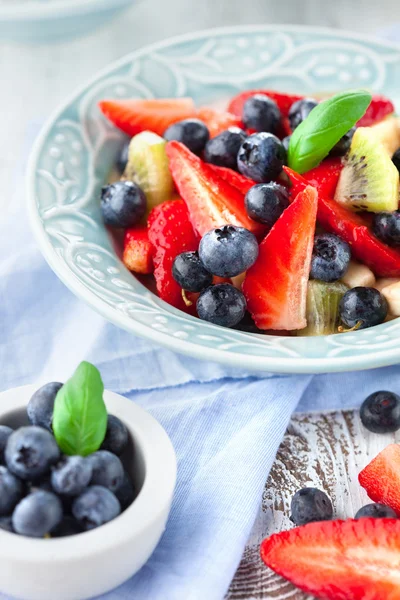 Färsk frukt sallad selektiv inriktning — Stockfoto