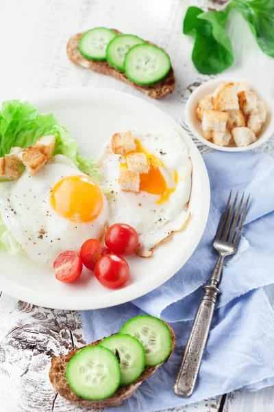 Desayuno con huevo frito — Foto de Stock
