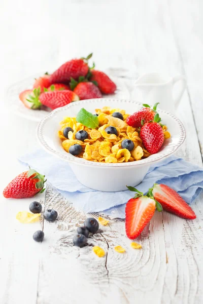 Cornflakes with berries — Stock Photo, Image