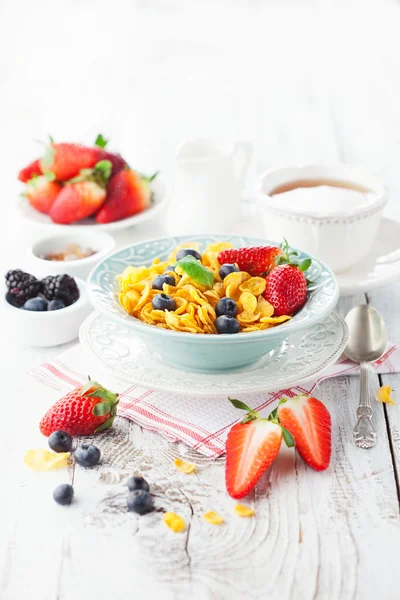 Cornflakes with berries — Stock Photo, Image