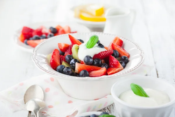 Frischer Obstsalat auf Holzgrund — Stockfoto