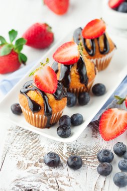 Tatlı kek çilek ile