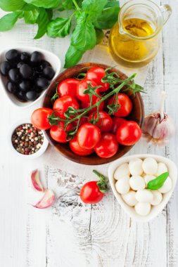 Domates ve mozzarella fesleğen yaprakları ile