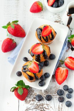 Tatlı kek çilek ile