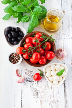 Domates ve mozzarella fesleğen yaprakları ile