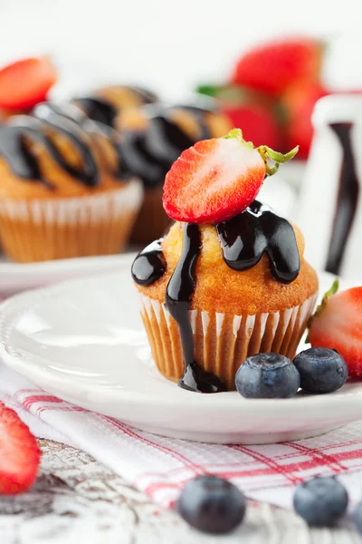 Muffin dolci con bacche — Foto Stock