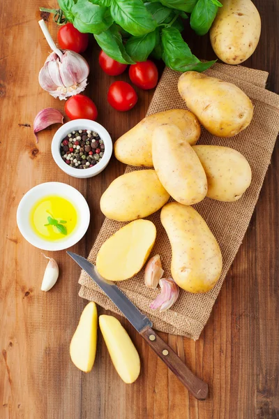 Raw fresh potatoes — Stock Photo, Image