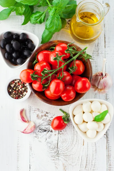 Tomates e mussarela com folhas de manjericão — Fotografia de Stock