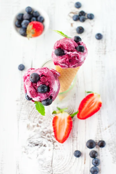 Helado con frutas —  Fotos de Stock