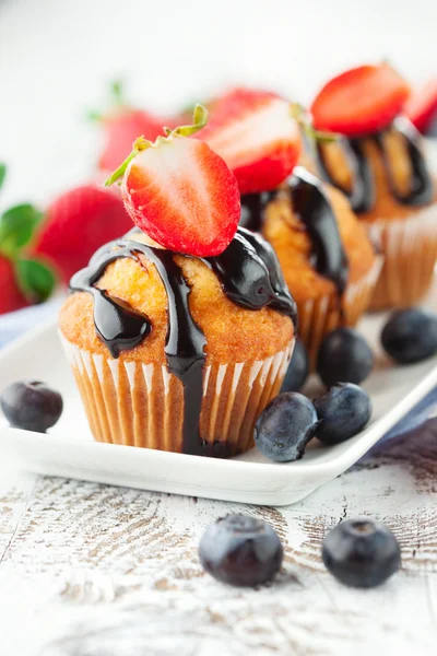 Magdalenas dulces con bayas — Foto de Stock