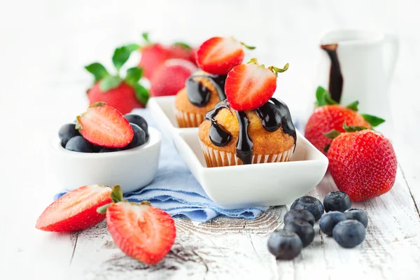 Muffin dolci con bacche — Foto Stock